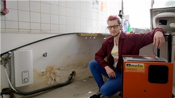 Pastor Maximilian Bode in der Küche, die durch einen Wasserschaden beschädigt wurde. Foto: Masorat