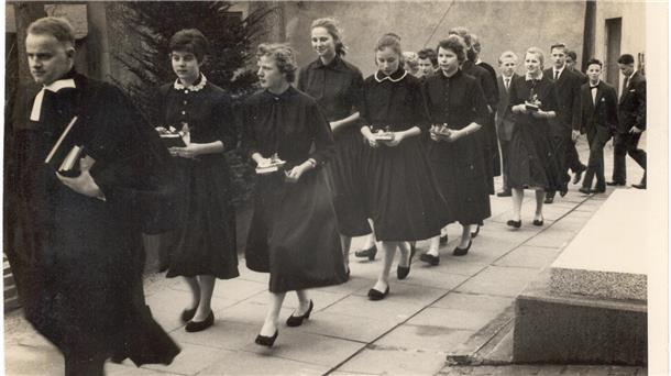 Pastor Nelle führt 1955 die Konfirmandinnen und Konfirmanden in die Atenser Kirche.