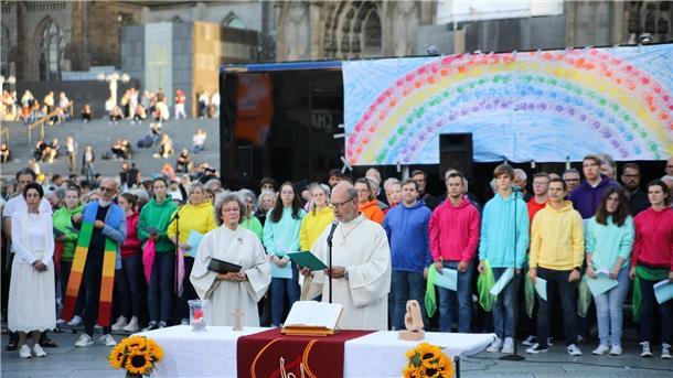 Priester segnen gleichgeschlechtliche Paare vor Kölner Dom Pastoralreferent Manfred Becker-Irrnen hält eine Predigt beim Gottesdienst am Kölner Dom.