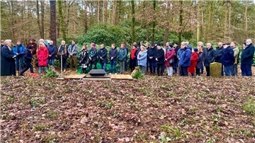 Pastorin Petra Lemmel (links) von der Selsinger St. Lamberti Kirchengemeinde bei der Wiedereinbettung eines unbekannten sowjetischen Gefangenen auf der Kriegsgräberstätte in Sandbostel.
