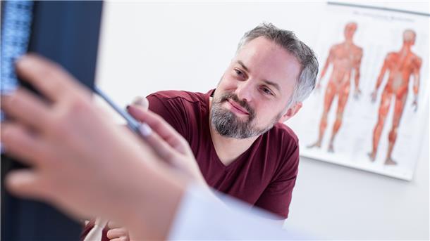 Ein Patient im Arztgespräch