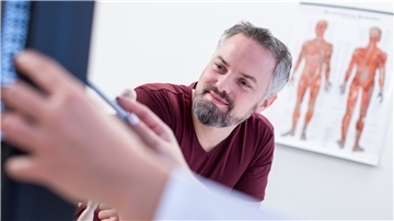 Ein Patient im Arztgespräch