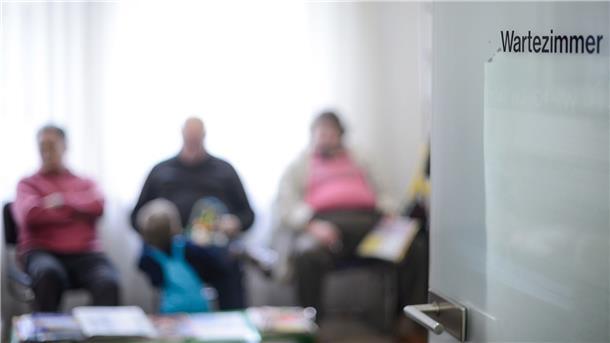 Patienten warten im Wartezimmer einer Arztpraxis.