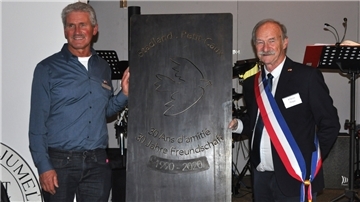 Patrice Philippe, Bürgermeister von Petit Caux (rechts), überreichte dem stellvertretenden Stadlander Bürgermeister Hans Schwedt einen Aufsteller anlässlich des 30-jährigen Bestehens der Partnerschaft.