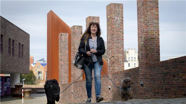 Patricia Landsberg liebt die täglichen Spaziergänge an der Geeste auch mit ihren beiden Hunden. Gleich hinter ihrem Salon ist sie am Historischen Museum. Foto: Masorat