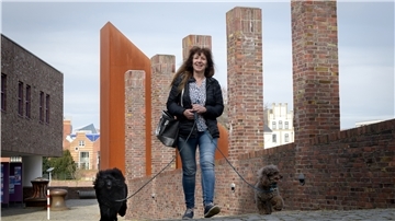 Patricia Landsberg liebt die täglichen Spaziergänge an der Geeste auch mit ihren beiden Hunden. Gleich hinter ihrem Salon ist sie am Historischen Museum. Foto: Masorat