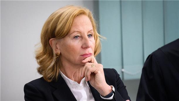 Teilerfolg vor Gericht: RBB muss Schlesinger Ruhegeld zahlen Patricia Schlesinger, ehemalige Intendantin des RBB, beim Prozess am Landgericht Berlin. (Archivbild)