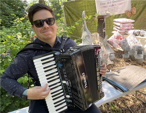 Patrick Ahlers begleitete die Landpartie mit Akkordeonmusik und war an unterschiedlichen Plätzen im Park zu finden.
