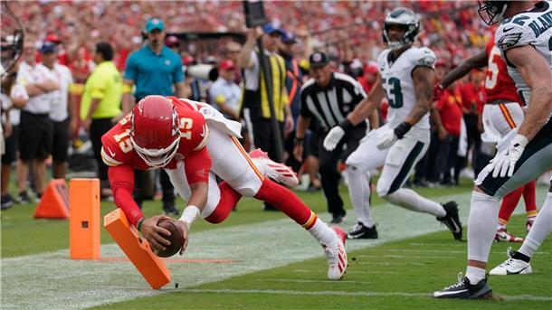 Wie im Super Bowl: Chiefs verlieren gegen Eagles Patrick Mahomes (links) erzielte einen Touchdown, hatte aber zu wenig Hilfe bei der zweiten Saisonniederlage.