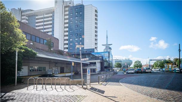 Zum Rauswurf Bremerhavens aus Marketingprogramm: Politikgestaltung in Bremen mit Tiefpunkt-Charakter Bremerhavener Innenstadt mit dem alten Karstadt-Gebäude.