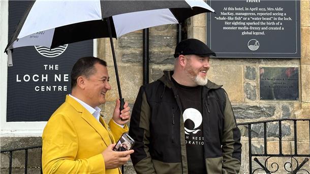 Wo ist Nessie - und was? Schottland sucht das Seeungeheuer Paul Nixon (l) vom Loch Ness Centre und der Projektleiter Alan McKenna neben der Plakette, die an eine berühmte Nessie-Sichtung im Jahr 1933 erinnert.