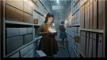 Paula (Fine Sendel) sucht im Archiv des Instituts nach einem Flashback ihres verstorbenen Hauptfigurenvaters,