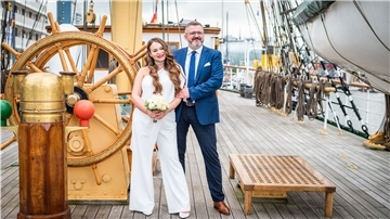 Ein Brautpaar auf einem Schiff.