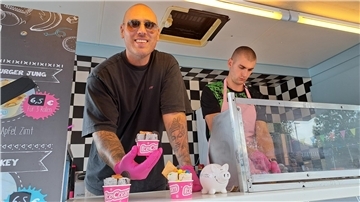 Pedro (l.) und Leon von Rolling Ice aus Hamburg kommen mit ihrem Truck zum Street-Food-Festival nach Beverstedt.