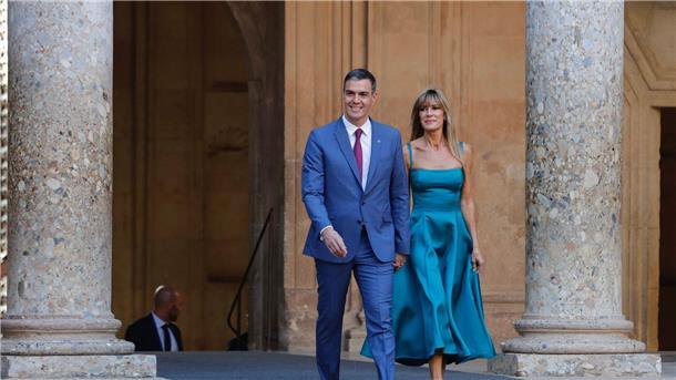 Ermittlungen gegen Frau von Regierungschef Pedro Sánchez Pedro Sanchez (l.) und seine Ehefrau Begoña Gómez.