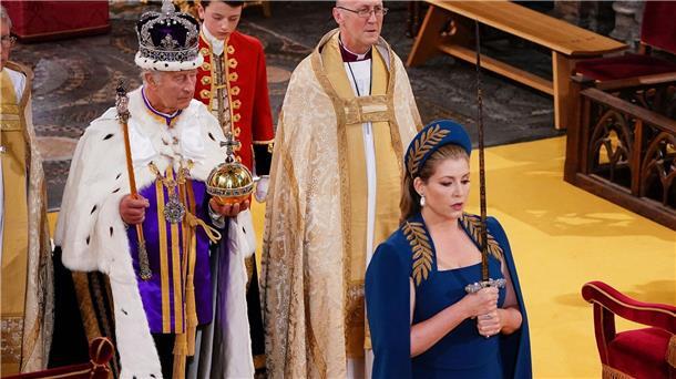 Penny Mordaunt - Die Frau mit dem Schwert Penny Mordaunt als Schwertträgerin bei der Krönung von Charles III.