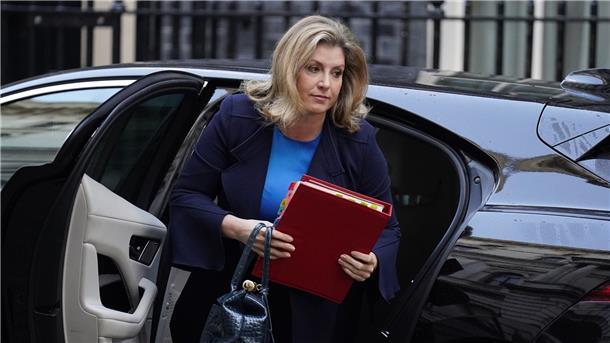 Sunak ist Favorit für den britischen Premier-Posten Penny Mordaunt trifft zu einer Kabinettssitzung in der Downing Street ein.
