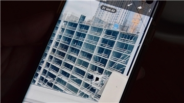 Per Internet-Chat bekommt die Ukrainerin in Lavenstedt Fotos aus ihrer Heimat, hier ein Einschussloch in einer Wohnung des Hochhauses, in dem sie wohnte.