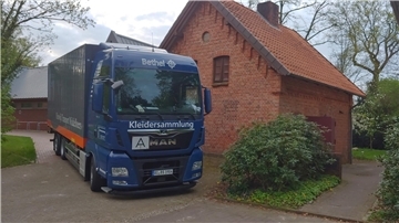 Per Lkw werden die Spenden nach der Sammelaktion von der Garage Pastor Knapmeyers nach Bethel transportiert.