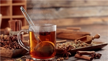 Teetasse mit Gewürzen.