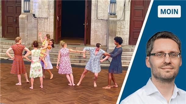 Wie die Lange Nacht der Kultur sich mir ins Gedächtnis getanzt hat Sieben Personen in bunten Frauenkleidern. Es sind vier Frauen und drei Männer. Sie stehen auf einem Holzboden vor einem Gebäude.