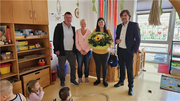 Personalleiter Carsten Huppert, Kitaleiterin Evelyn Gang und Bürgermeister Nils Siemen gratulieren Laura Huélamo Munoz zur Anerkennung als Erzieherin in der Kita Mitte.