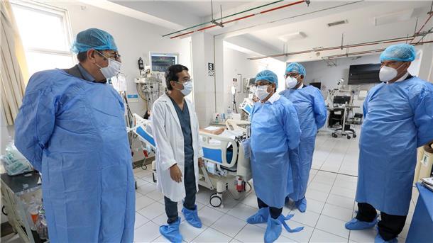 Häufung der Nervenkrankheit Guillain-Barré-Syndrom in Peru Perus Gesundheitsminister César Vásquez (M) besucht das Nationale Institut für Neurologische Wissenschaften in Lima, in dem derzeit zwei Patienten mit Guillain-Barré-Syndrom behandelt werden.