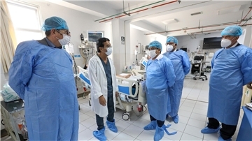 Perus Gesundheitsminister César Vásquez (M) besucht das Nationale Institut für Neurologische Wissenschaften in Lima, in dem derzeit zwei Patienten mit Guillain-Barré-Syndrom behandelt werden.