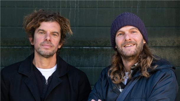 Sportfreunde Stiller: Rückkehr in gewohnter Manier Peter Brugger (r) und Rüdiger „Rüde“ Linhof (l) legen zusammen mit Florian Weber nach einer Pause wieder richtig los.