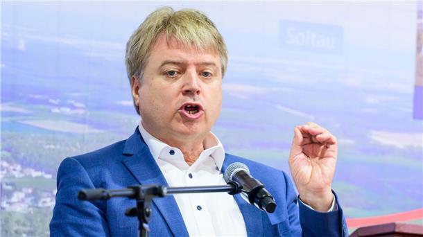 Peter Dörsam (Bündnis 90/Die Grünen), Sprecher des Projektbeirats Alpha-E und Bürgermeister der Samtgemeinde Tostedt, spricht beim „Heidegipfel“ zu dem die Bürgerinitiativen Pro-Alpha-E und der Projektbeirat Alpha-E eingeladen haben. Beim „Heidegipfel“ geht es um verschiedene Perspektiven zum Aus- oder Neubau der Schienenstrecke Hamburg-Hannover.