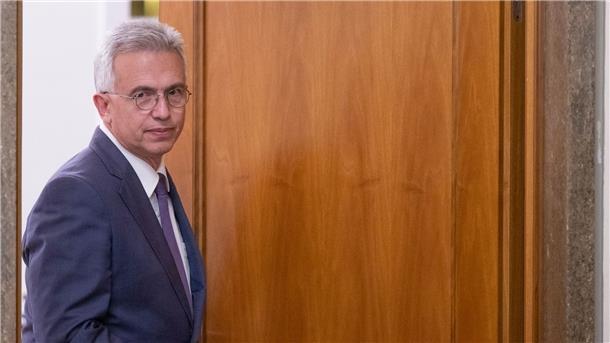 Frankfurts Oberbürgermeister Feldmann abgewählt Peter Feldmann am Abend im Römer, dem Frankfurter Rathaus.