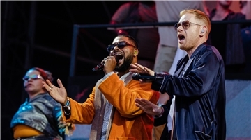 Peter Fox (r) mit Benji Asare auf dem Southside Festival (Archivbild).