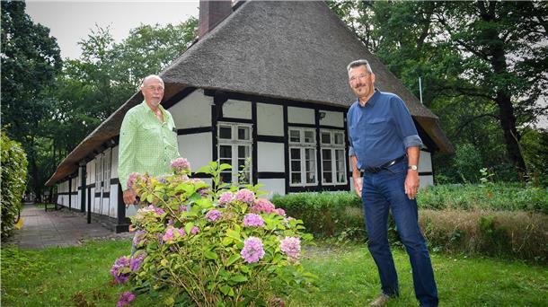 Bauernhausverein sucht schon wieder neue Verwalter Peter Hebel (links) und Werner Brischke vom Bauernhausverein haben gerade große Sorgen.