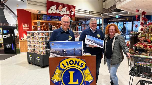 Peter Hinrichs (links) und Klaus Francksen verkauften jetzt Kalender im Atenser E-Center.
