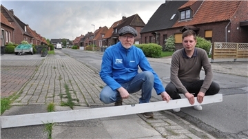 Peter Kleemann (links) und Christian Eckhoff vom Bürgerverein Friedrich-August-Hütte zeigen, wie schief viele Bürgersteige in dem Stadtteil sind. Mehrere Straßen und Gehwege sind in dem Stadtteil völlig marode. Bürgermeister Nils Siemen macht sich dafür stark, dass bei der nächsten Stadtteilsanierung erst einmal FAH an der Reihe ist.