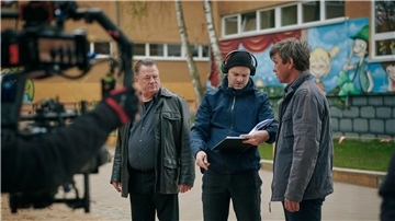 Peter Kurth (l) als Ermittler Henry Koitzsch, Peter Schneider (r) als Ermittler Michael Lehmann und der Regisseur Thomas Stuber beim Dreh.