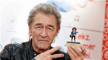 Peter Maffay auf der Spielwarenmesse in Nürnberg mit „seiner“ Playmobil-Figur.