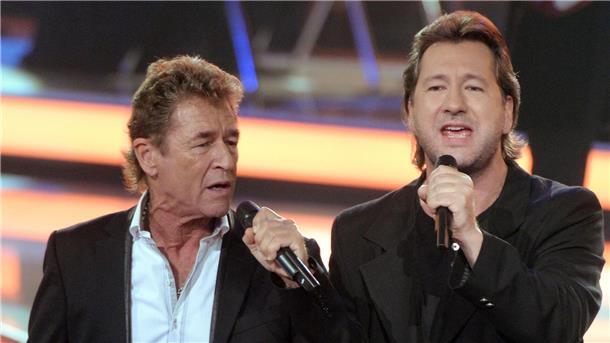 „Über sieben Brücken“ - Der steinige Weg der Rockband Karat Peter Maffay - hier mit Karat-Sänger Claudius Dreilich (rechts) - hat noch vor dem Mauerfall den Karat-Song „Über sieben Brücken musst Du gehn“ gecovert. (Archivbild)