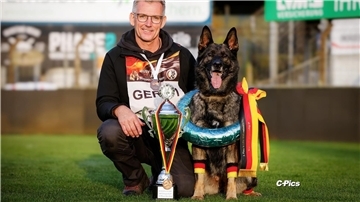 Herrchen Peter Rohde sitzt neben seiner Hündin. 