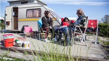 Peter Scharlau aus Bremen freut sich, dass er seinen Camper endlich wieder in Rechtenfleth aufstellen darf. Bevor es an den großen Frühjahrsputz geht, ist Zeit für ein Schwätzchen mit Namwan (links) und Pan.