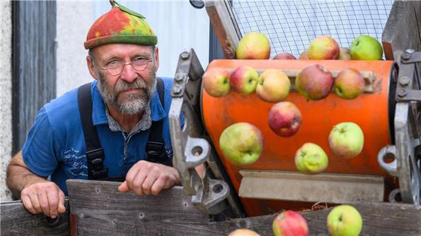 Wie der Apfel in die Flasche kommt Peter Skottki betreibt eine Mosterei. Er macht also Säfte aus Obst.