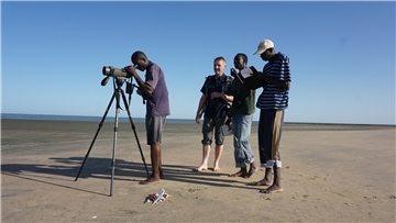Peter Südbeck mit Naturschutz-Kollegen im Gambia.