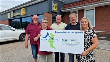 Peter und Ursel Czwalinna übergaben einen Riesenscheck an Mark Castens, Udo Stallkamp und Jessica Meyer vom Verein „Stationäres Hospiz Wesermarsch“.