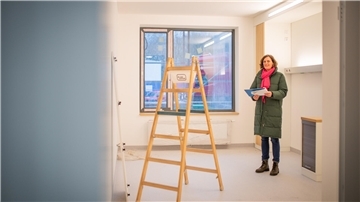 Erste Einblicke in neue Kinderklinik: Bauarbeiten sind auf der Zielgeraden  Petra Depner hat den Ausbau der neuen Kinderklinik im Blick, sie zeigt eines der Patientenzimmer.