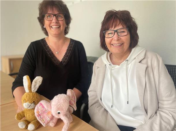 Zwei Frauen mit zwei Kuscheltieren