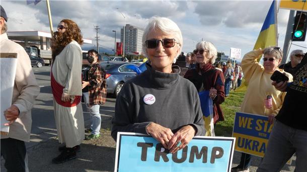 „We stand with Ukraine“ - Protest in Alaska vor Gipfel Petra kann nicht verstehen, warum Trump dem Kremlchef „den roten Teppich“ ausrollt.