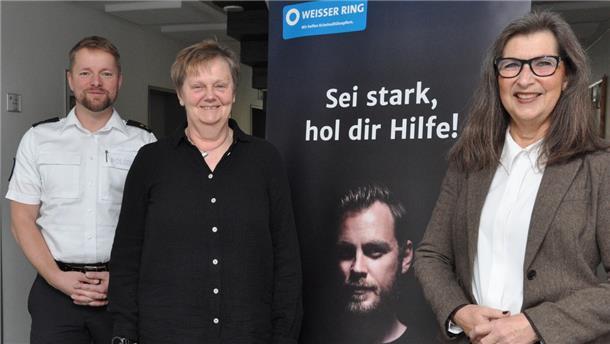 Petra Klein (rechts), stellvertretende Bundesvorsitzende des Weißen Rings, will die Aktivitäten der Organisation in der Wesermarsch stärken. Helfen will dabei Martina Czerwinski. Links im Bild André Wächter, Leiter des Polizeikommissariats Brake.