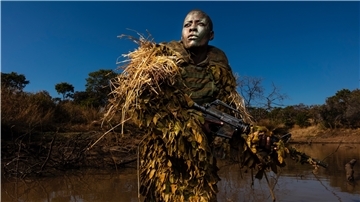 Petronella Chigumbura bekämpft in Zimbabwe zusammen mit anderen Frauen die Wilderei. Es ist eines der prämierten Fotos, die derzeit im Landesmuseum für Kunst und Kulturgeschichte Oldenburg im Rahmen der Ausstellung „World Press Photos“ gezeigt werden.