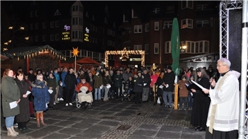 Pfarrer Michael Kenkel von der katholischen St.-Willehad-Gemeinde und Pastorin Christiane Wittrock von der evangelischen Kirchengemeinde Nordenham gestalteten den Gottesdienst am Heiligen Abend auf dem Marktplatz.