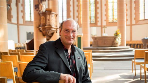 Heidelberger Kirche lockt mit Taylor-Swift-Gottesdiensten Pfarrer Vincenzo Petracca: „Ich bin ziemlich geflasht und überrascht. Mit dieser Resonanz hatte ich nicht gerechnet.“